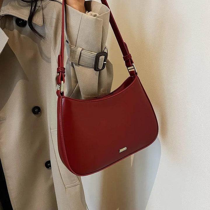 "Elegante leren dames schoudertas Lucja in wijnrood, met verstelbare strap, geschikt voor elke stijlvolle outfit."