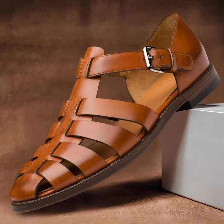 "Elegante leren herensandalen, bruine kleur, verstelbare bandjes, en rubberen antislipzool voor comfort en stijl."