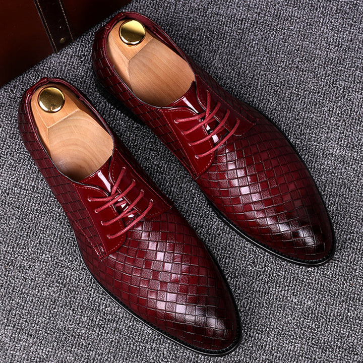 Elegante leren veterschoenen voor heren, puntig ontwerp, tijdloos en luxe voor zakelijke en formele gelegenheden.