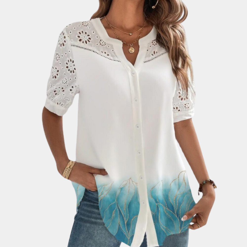 "Elegante lichtblauwe damestop met korte mouwen, kanten detail en losse pasvorm, ideaal voor zomerdagen."