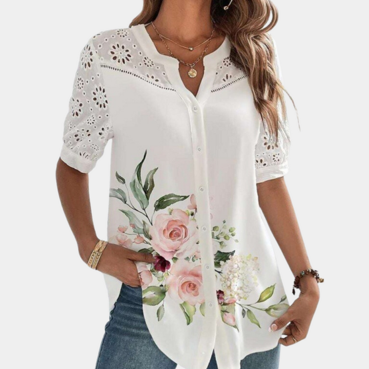"Elegante lichtblauwe damestop met korte mouwen, kanten detail en losse pasvorm, ideaal voor zomerdagen."