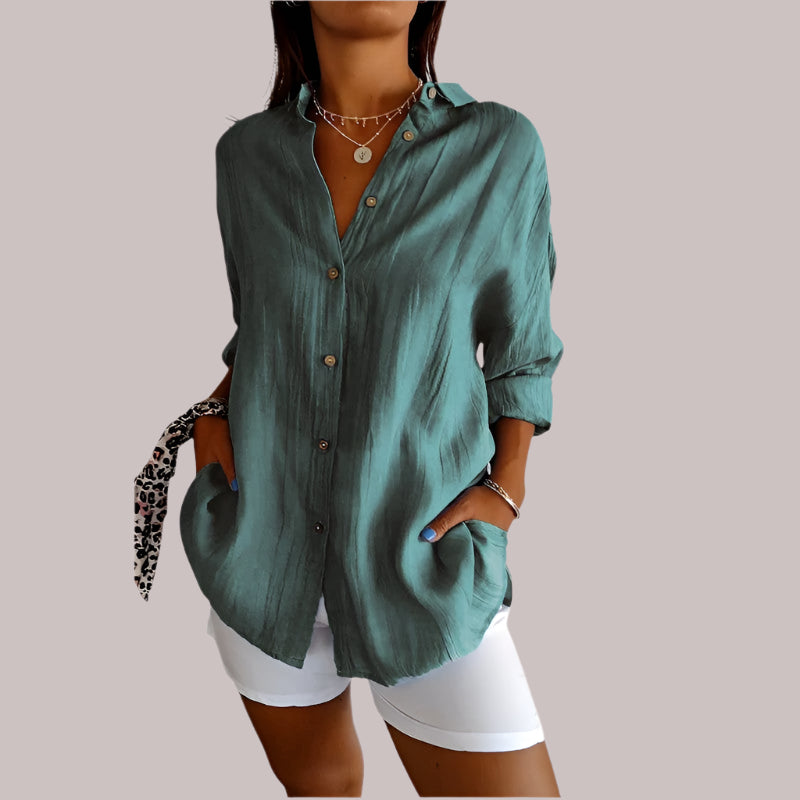 "Elegante linnen blouse met knoopsluiting, losvallend en luchtig, ideaal voor casual en chique outfits, beige kleur."