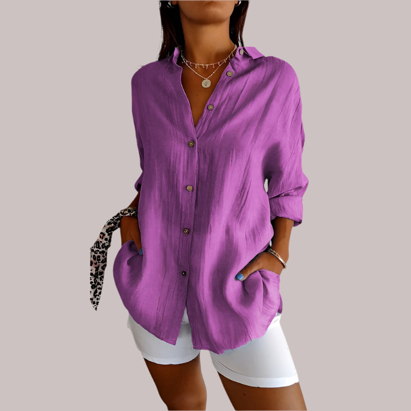 "Elegante linnen blouse met knoopsluiting, losvallend en luchtig, ideaal voor casual en chique outfits, beige kleur."
