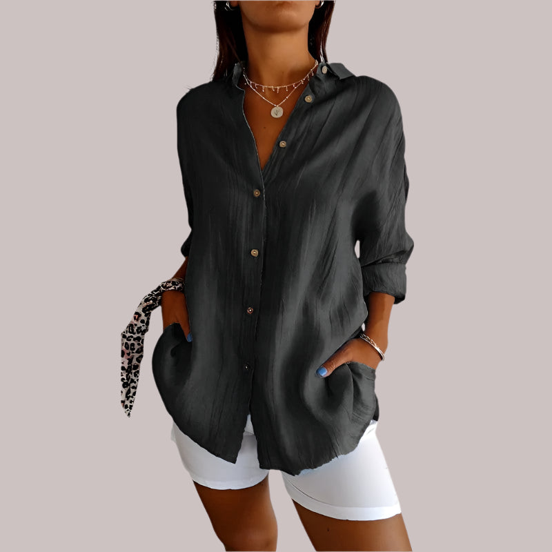 "Elegante linnen blouse met knoopsluiting, losvallend en luchtig, ideaal voor casual en chique outfits, beige kleur."
