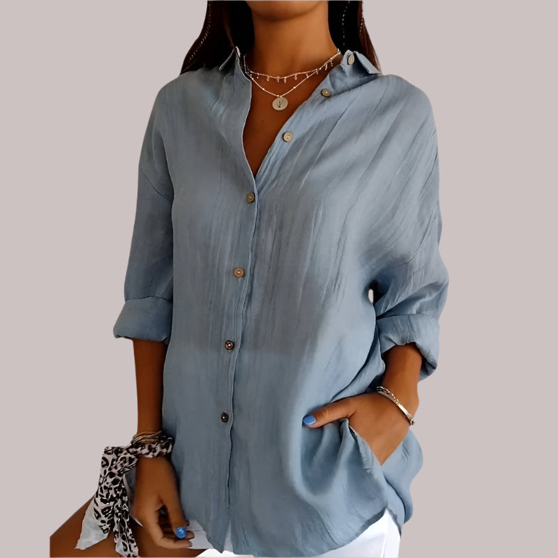 "Elegante linnen blouse met knoopsluiting, losvallend en luchtig, ideaal voor casual en chique outfits, beige kleur."