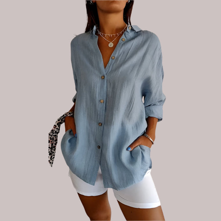 "Elegante linnen blouse met knoopsluiting, losvallend en luchtig, ideaal voor casual en chique outfits, beige kleur."