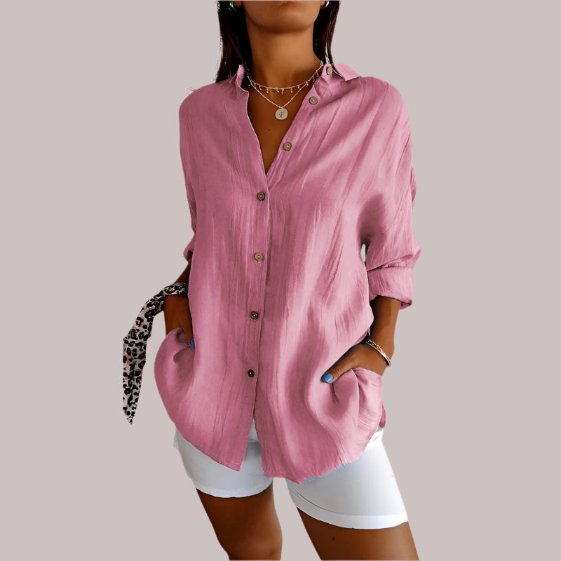 "Elegante linnen blouse met knoopsluiting, losvallend en luchtig, ideaal voor casual en chique outfits, beige kleur."