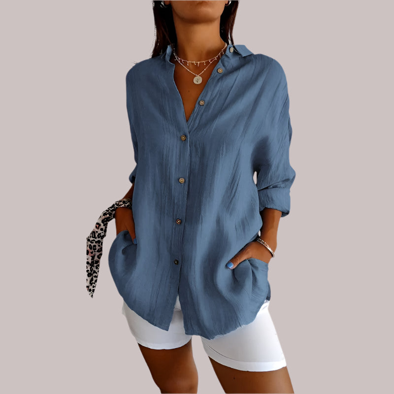 "Elegante linnen blouse met knoopsluiting, losvallend en luchtig, ideaal voor casual en chique outfits, beige kleur."