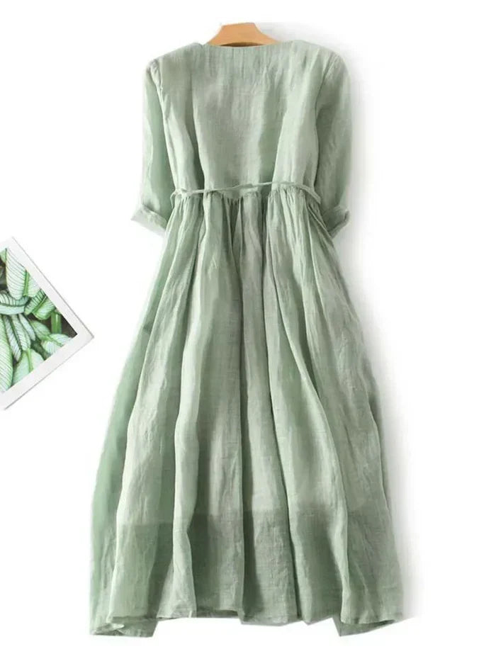 "Elegante linnenjurk in zomerse stijl, luchtige stof, klassiek silhouet, perfect voor elke gelegenheid"