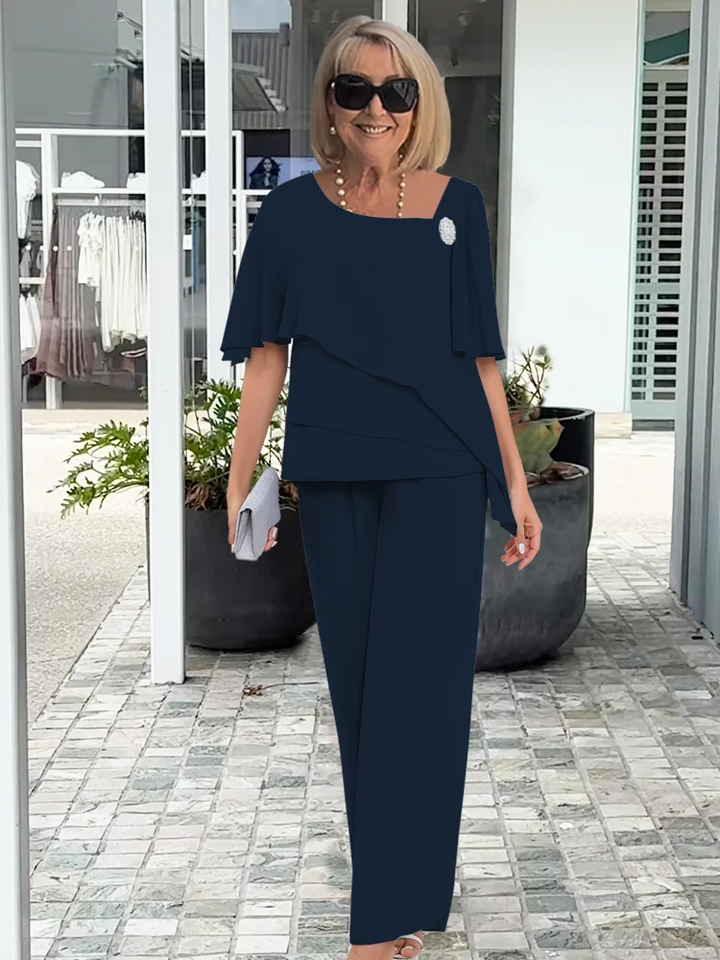 Veelzijdige blauwe dames tweedelige set met asymmetrische top en wijde broek, geschikt voor casual chic of feestgelegenheden.