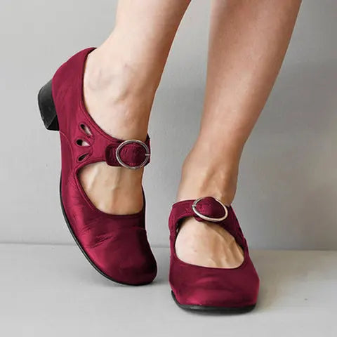Cognac damespumps: combineert elegantie met comfort, voorzien van een siergesp en lage blokhak.