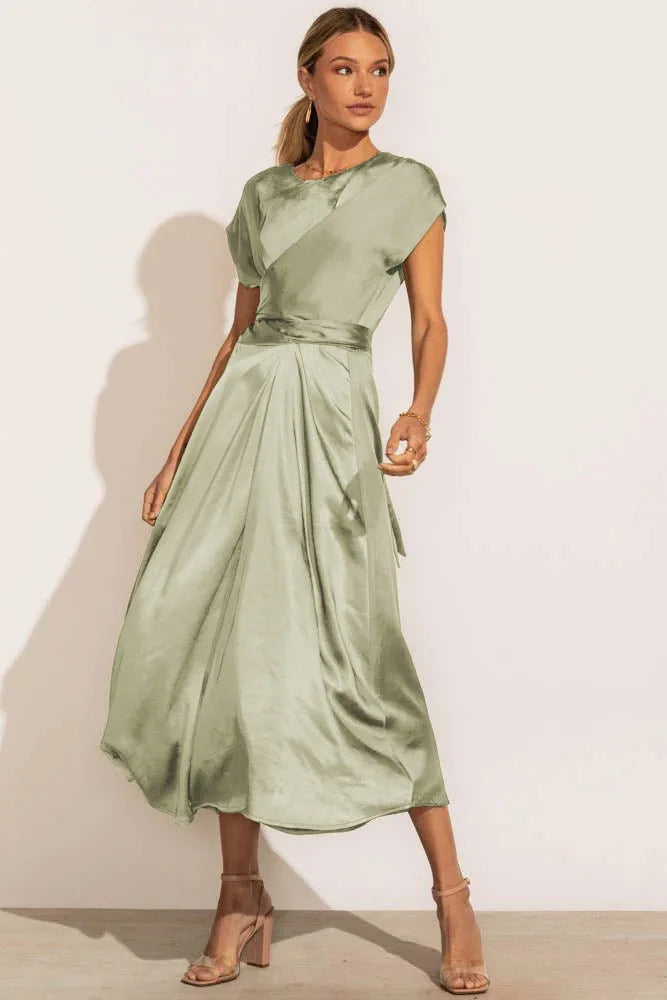Stijlvolle elegante damesjurk, midi lengte, een must-have voor elke feestelijke gelegenheid.