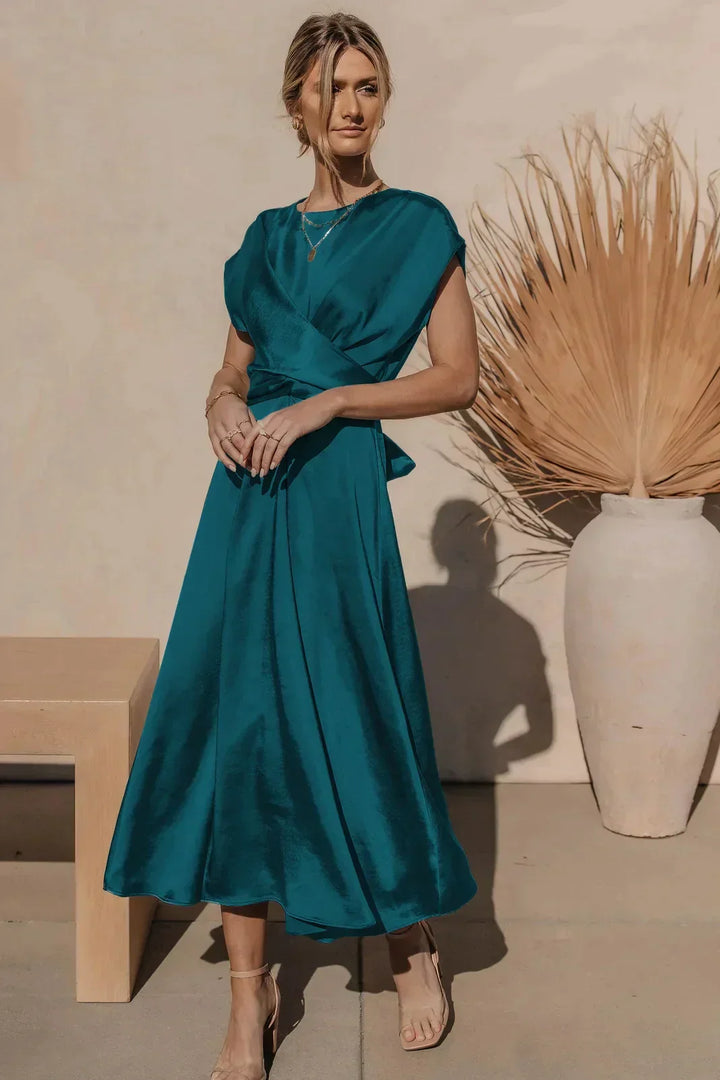 Vrouwelijke midi cocktailjurk, elegante snit, perfect voor een chique uitstraling op feesten.