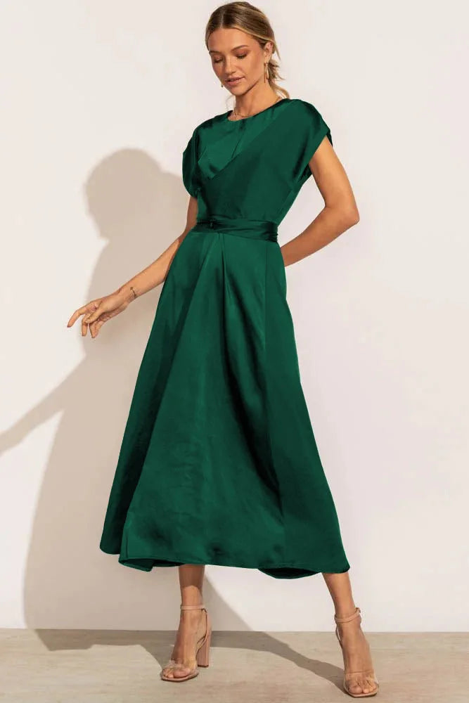Comfortabele elegante midi jurk voor dames, flatterende pasvorm, perfect voor avondjes uit.