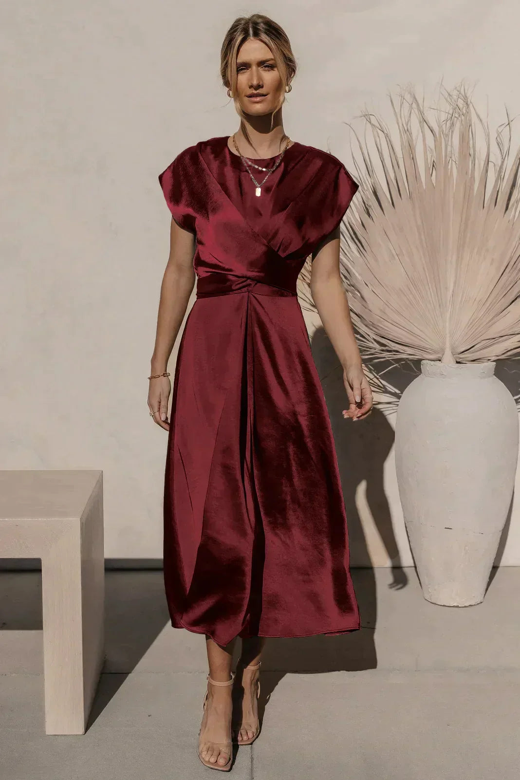 Trendy midi feestjurk voor dames, moderne stijl, geschikt voor speciale evenementen en diners.