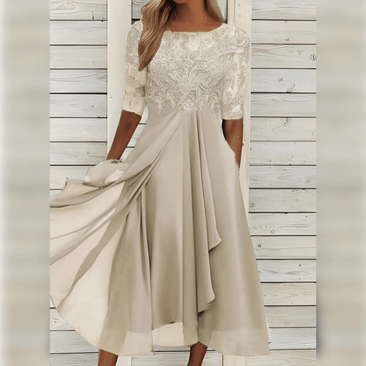 "Elegante midi-jurk in kant en chiffon met romantische kanten bovenkant en halfdoorschenen mouwen voor speciale gelegenheden.