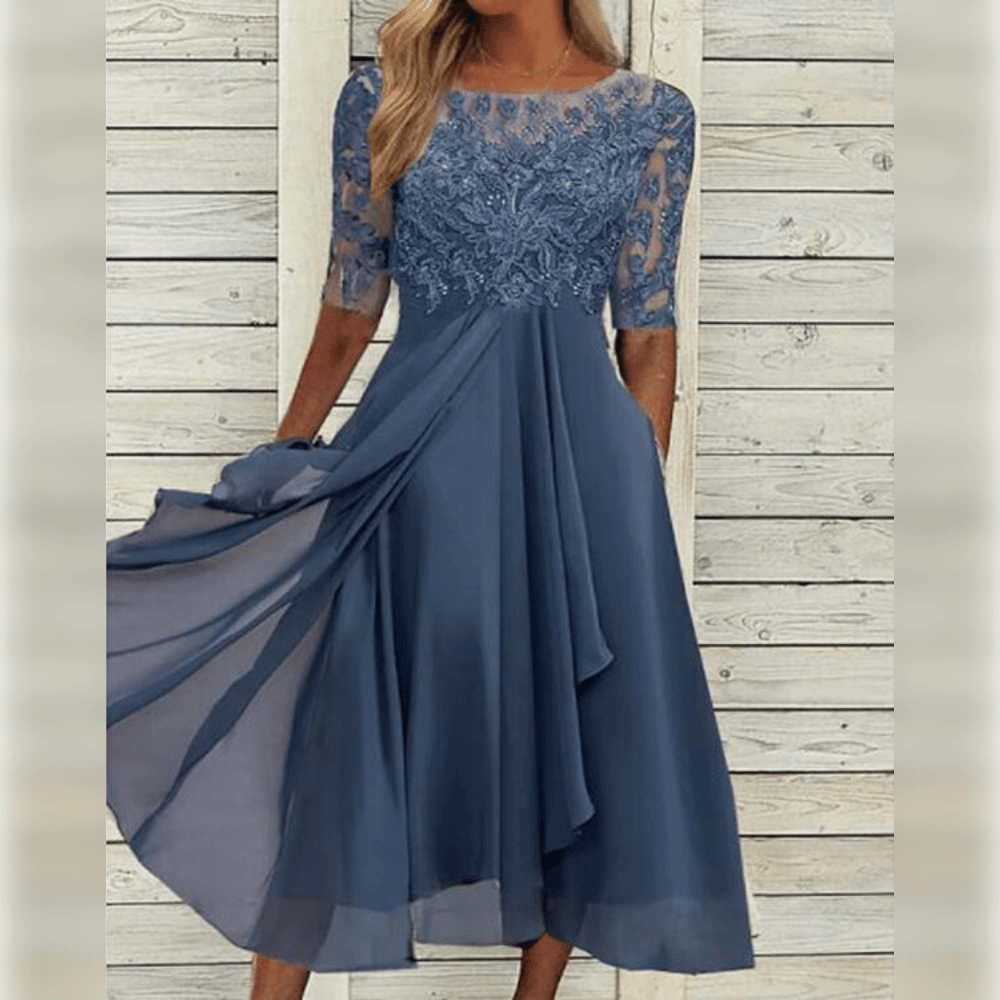 "Elegante midi-jurk in kant en chiffon met romantische kanten bovenkant en halfdoorschenen mouwen voor speciale gelegenheden.