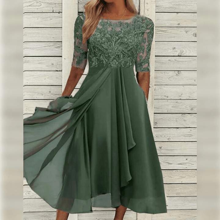 "Elegante midi-jurk in kant en chiffon met romantische kanten bovenkant en halfdoorschenen mouwen voor speciale gelegenheden.