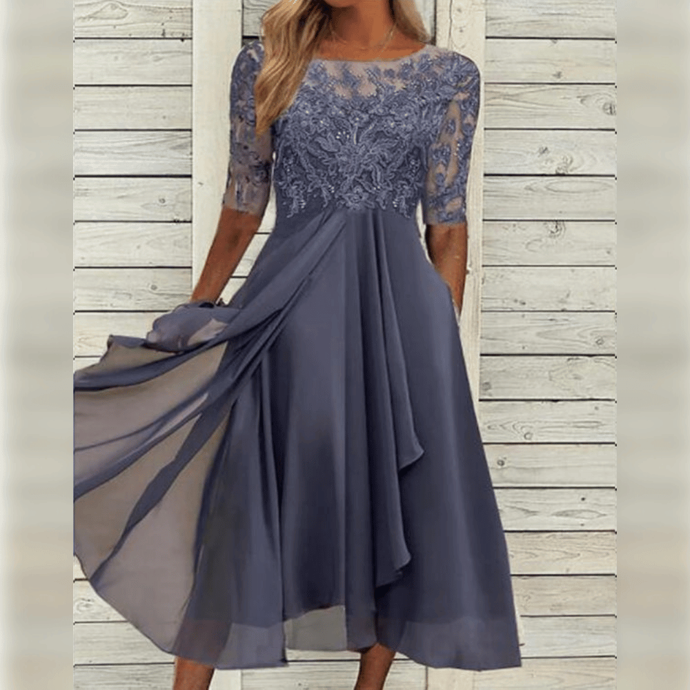 "Elegante midi-jurk in kant en chiffon met romantische kanten bovenkant en halfdoorschenen mouwen voor speciale gelegenheden.
