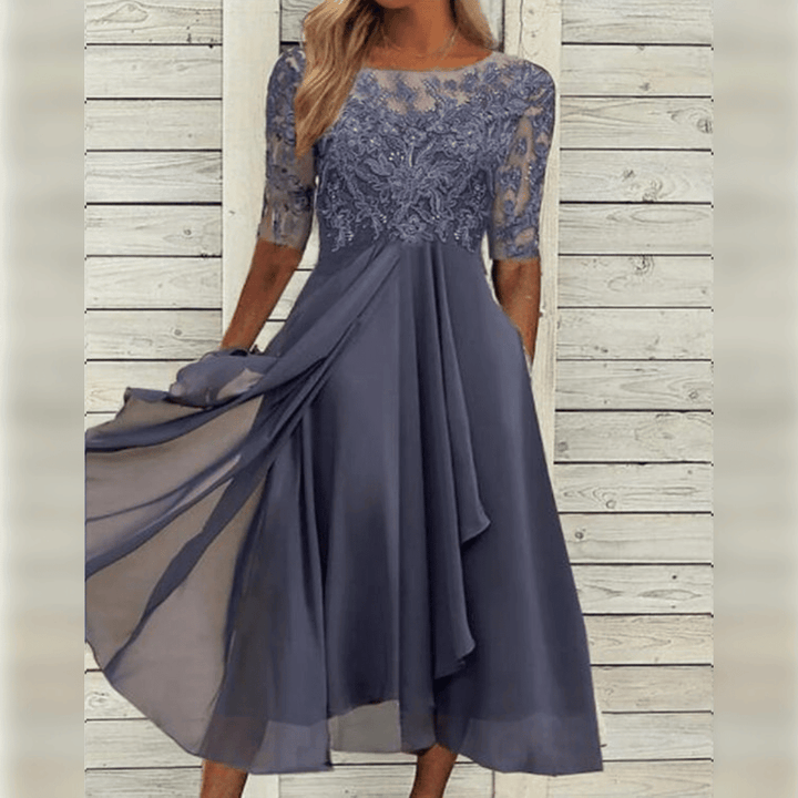 "Elegante midi-jurk in kant en chiffon met romantische kanten bovenkant en halfdoorschenen mouwen voor speciale gelegenheden.