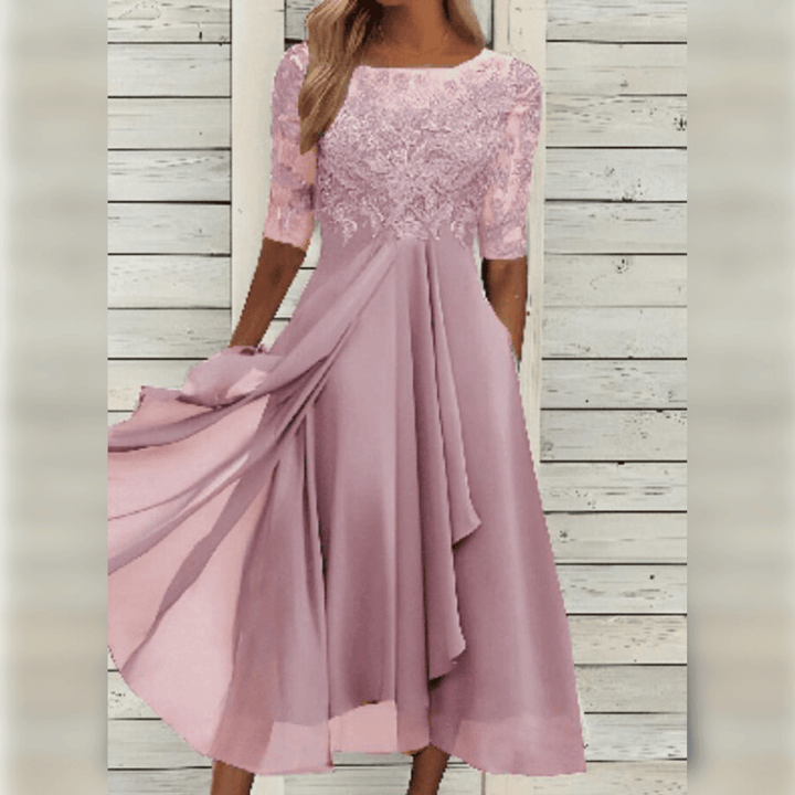"Elegante midi-jurk in kant en chiffon met romantische kanten bovenkant en halfdoorschenen mouwen voor speciale gelegenheden.