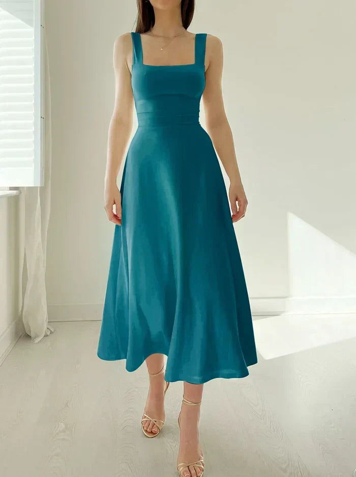 "Elegante midi zomerjurk met vierkante hals, slim-fit en verkrijgbaar in diverse kleuren zoals blauw en bordeaux."
