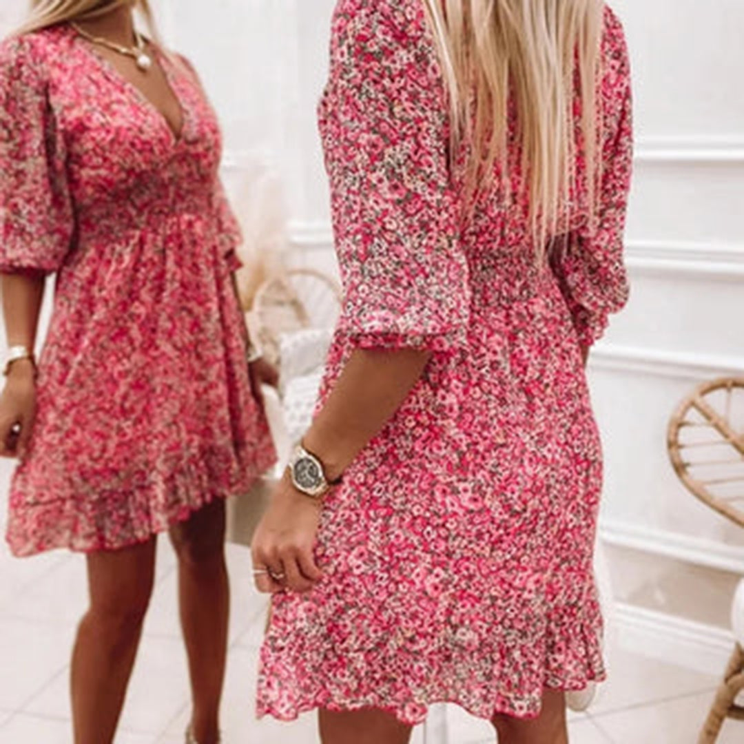 JANNINE midi zomerjurk in rood, groen en blauw, met V-hals en korte mouwen