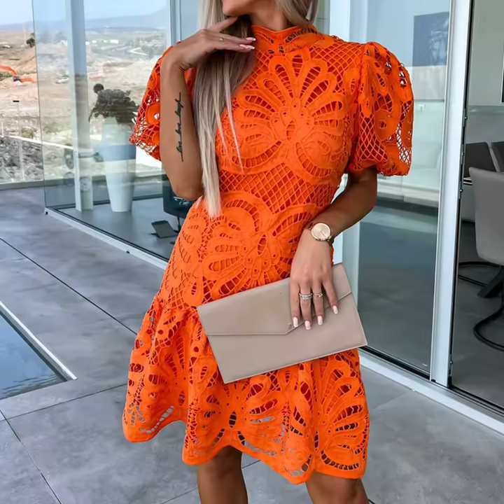 "Elegante mini jurk met ruches, opengewerkte details en lantaarnmouwen, stijlvolle keuze voor elke gelegenheid."