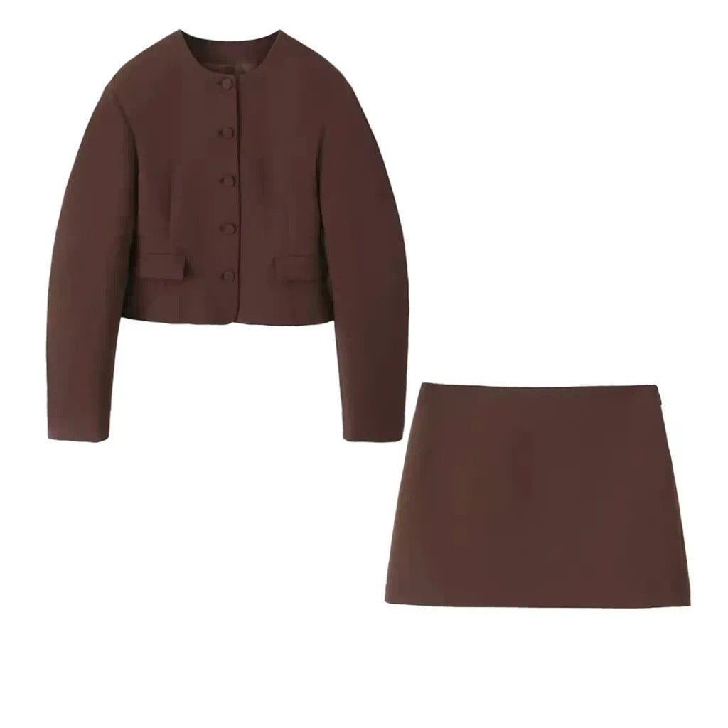 "Elegante mocha mousse set voor dames, stijlvolle pasvorm, warme mocha-kleur, minimalistisch design en luxe stoffen."