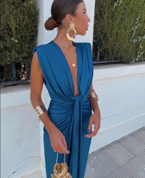 Stijlvolle dames avondjurk met elegante V-hals en mouwloos design. Perfecte midi jurk voor galafeesten.
