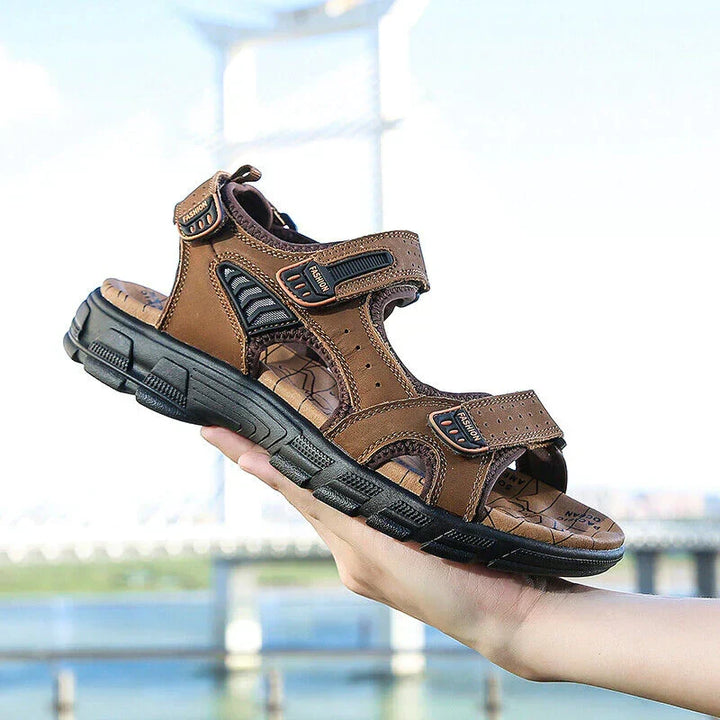 "Elegante orthopedische sandalen voor heren, met verstelbare bandjes en gewelfde ondersteuning, minimaliseert voetpijn."