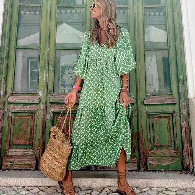"Elegante Paris zomerjurk, midi lengte met frisse patronen, knoopdetails en luchtige mouwen voor zomerse dagen."