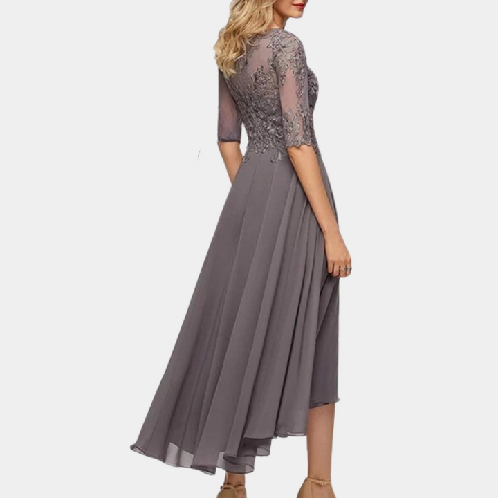 "Elegante roze A-lijn feestjurk voor dames met sierlijke kanten details, perfect voor zomerse feesten en speciale gelegenhede