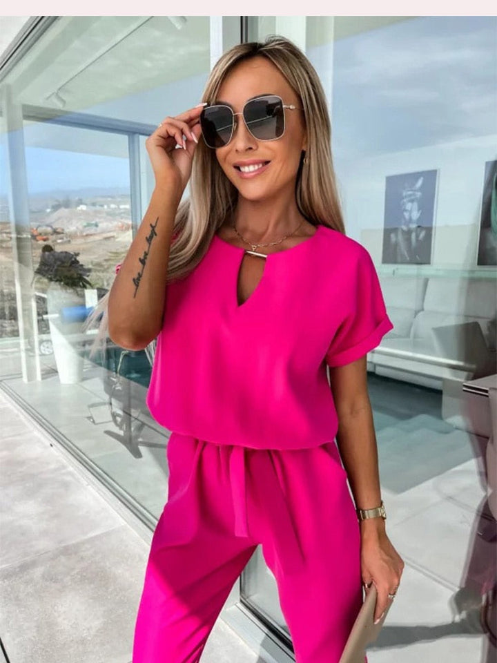 Kaki eendelig pak voor dames; comfortabele korte mouw jumpsuit met V-hals en verstelbare strikceintuur.