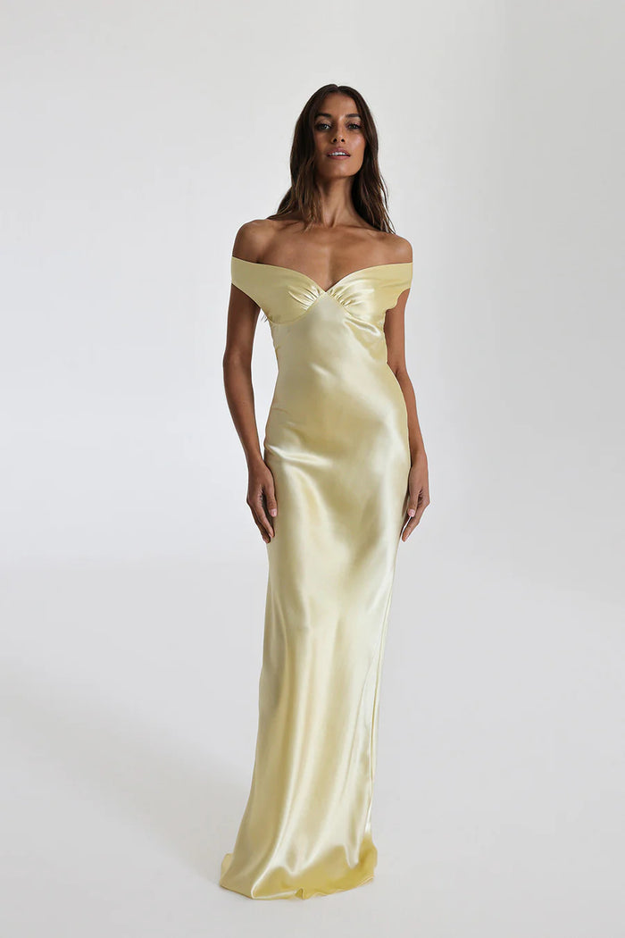 "Elegante satijnen avondjurk met off-shoulder design en verfijnde drape details voor formele gelegenheden."