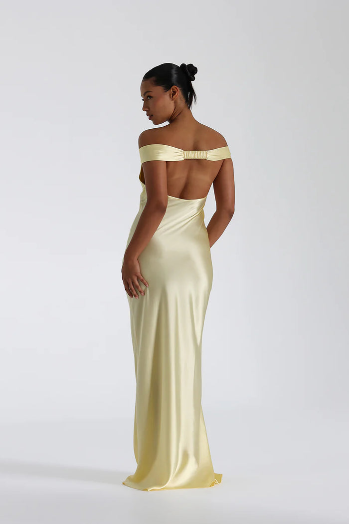 "Elegante satijnen avondjurk met off-shoulder design en verfijnde drape details voor formele gelegenheden."