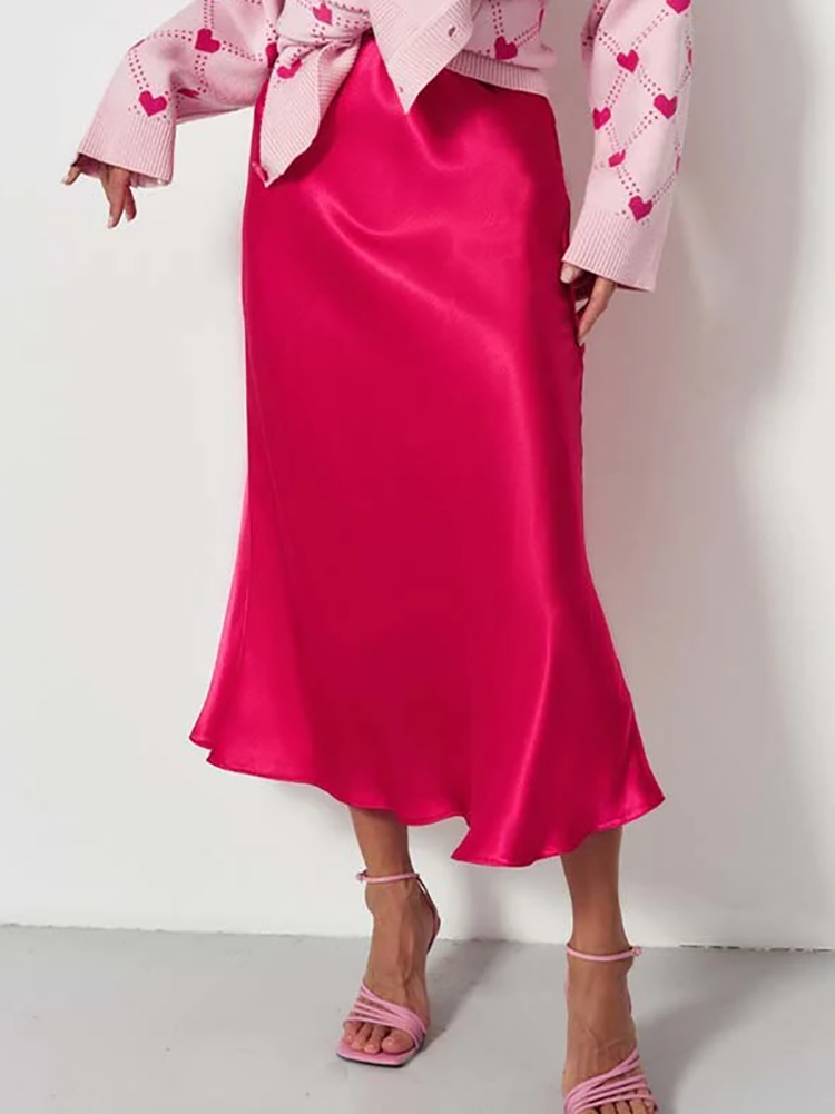 "Elegante satijnen midi-rok in vloeiende stijl, met subtiele glans en veelzijdige pasvorm voor moderne dames."