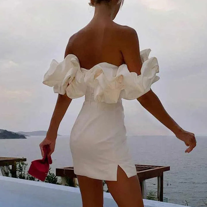 "Elegante satijnen off-shoulder mini jurk met ruches, licht glanzend, getailleerd model, perfecte chique avondlook."