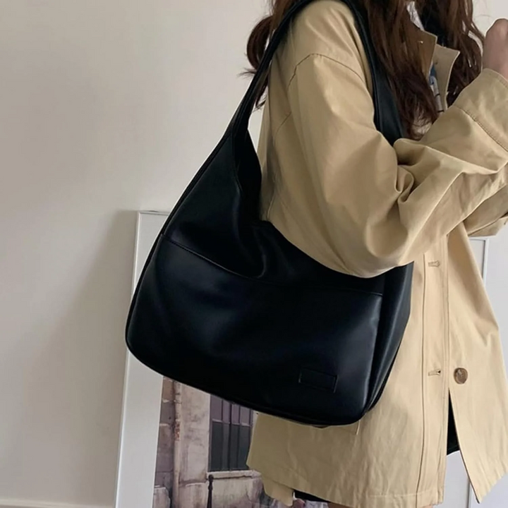 "Elegante schoudertas vooraanzicht met strakke lijnen en zacht materiaal, perfect voor dagelijkse stijl en functie."