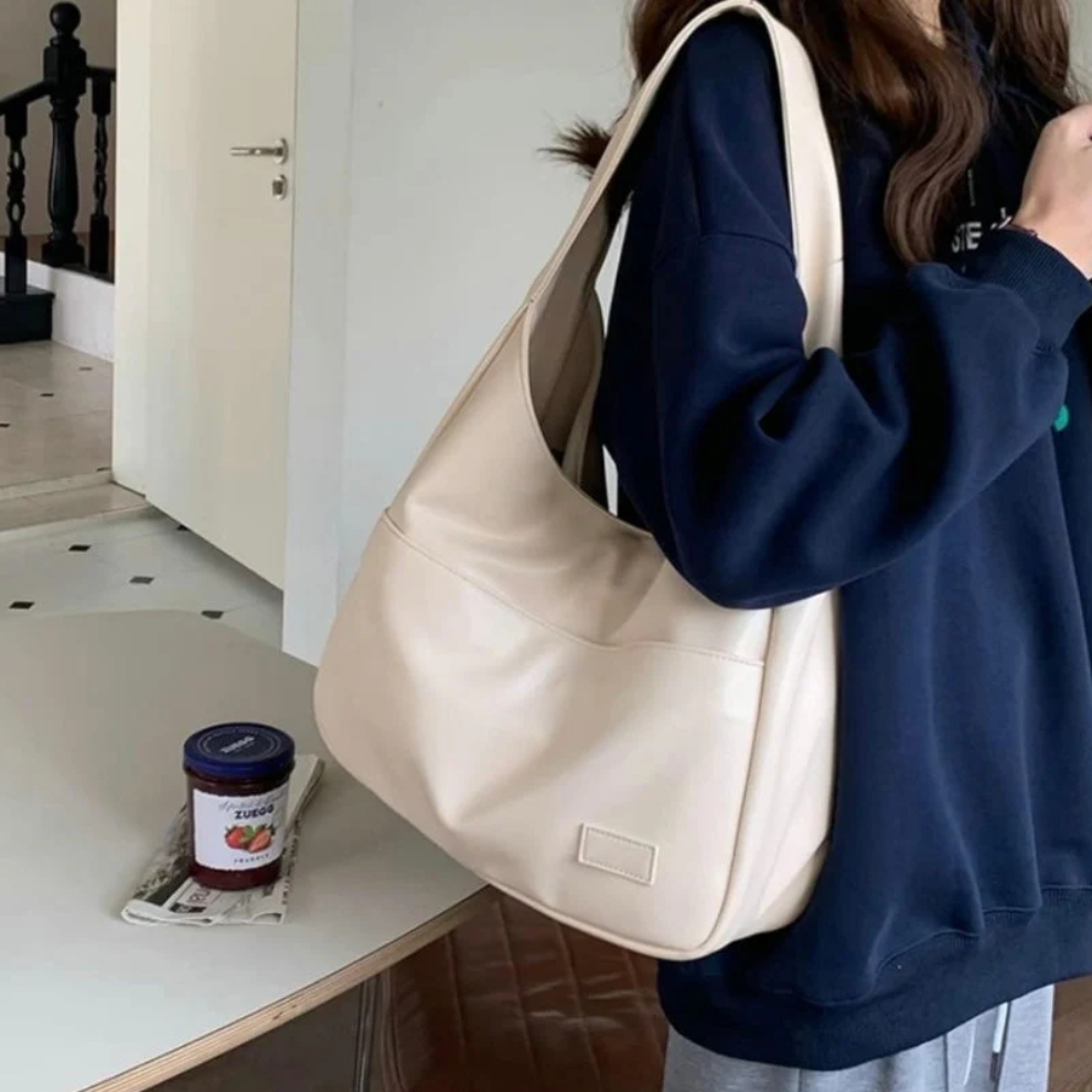 "Elegante schoudertas vooraanzicht met strakke lijnen en zacht materiaal, perfect voor dagelijkse stijl en functie."