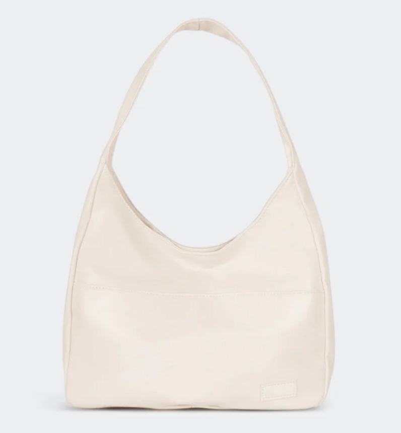 "Elegante schoudertas vooraanzicht met strakke lijnen en zacht materiaal, perfect voor dagelijkse stijl en functie."