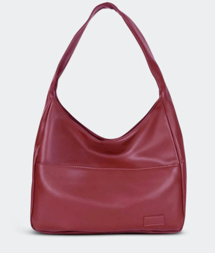 "Elegante schoudertas vooraanzicht met strakke lijnen en zacht materiaal, perfect voor dagelijkse stijl en functie."