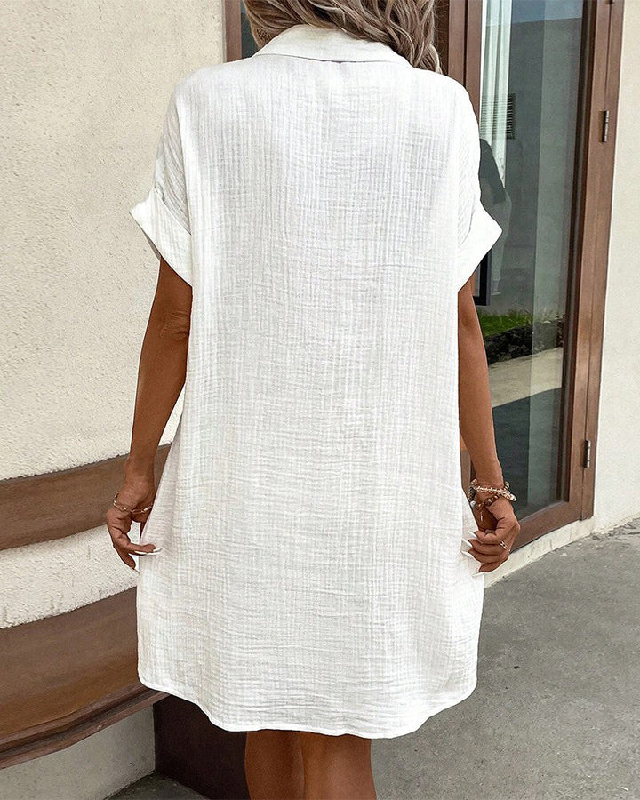 "Elegante Sheryl overhemdjurk in diverse kleuren, met knoopsluiting en comfortabele pasvorm, ideaal voor elke gelegenheid."
