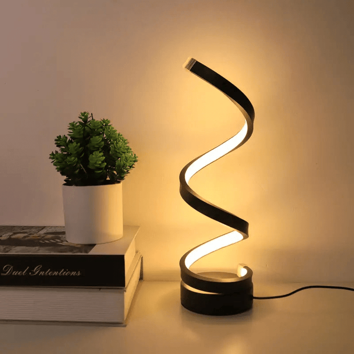"Elegante spiraal LED tafellamp, modern design, dimbaar, staat op tafel met helder licht en stijlvol, eigentijds ontwerp."