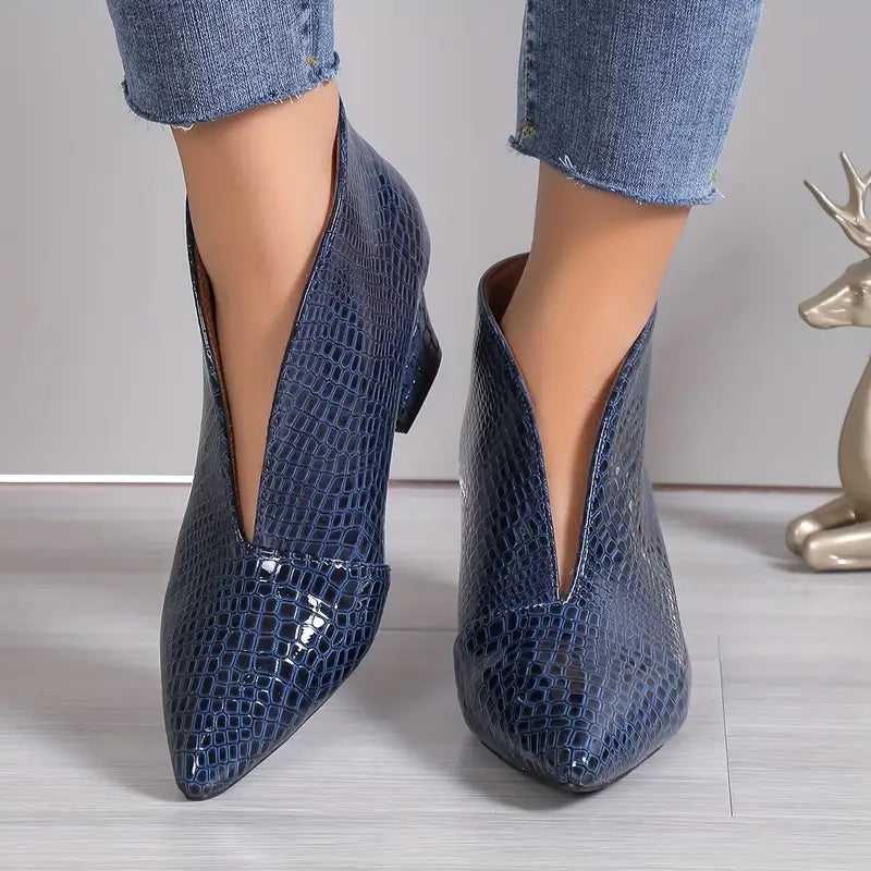 "Elegante stiletto enkellaarzen dames met V-hals design, slanke hak, krokodillenpatroon en glanzend lakleer."