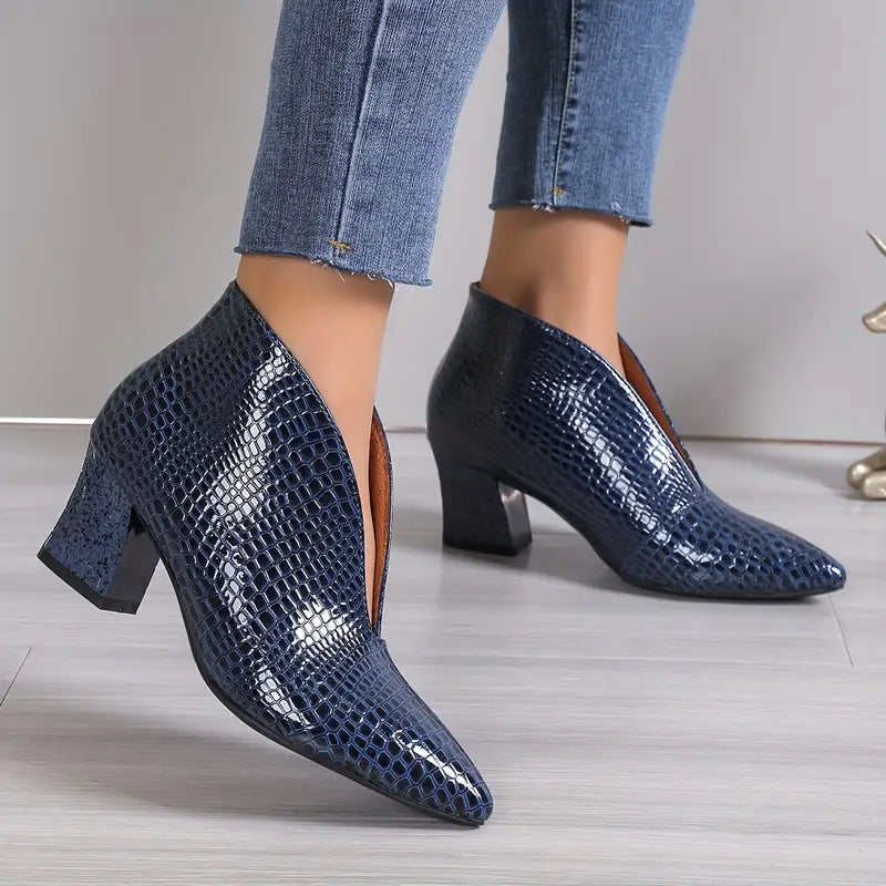 "Elegante stiletto enkellaarzen dames met V-hals design, slanke hak, krokodillenpatroon en glanzend lakleer."