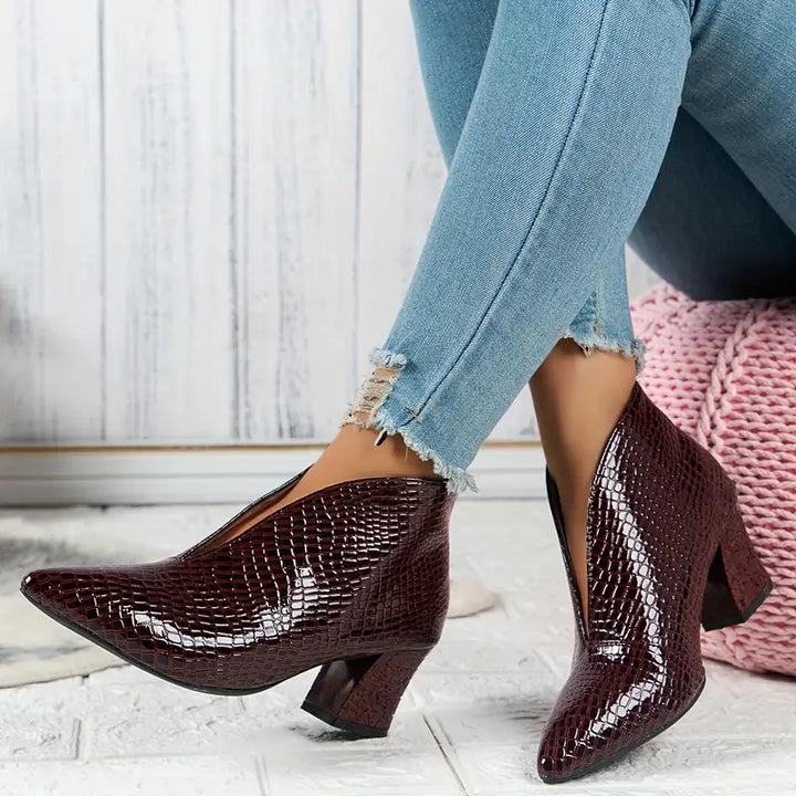 "Elegante stiletto enkellaarzen dames met V-hals design, slanke hak, krokodillenpatroon en glanzend lakleer."