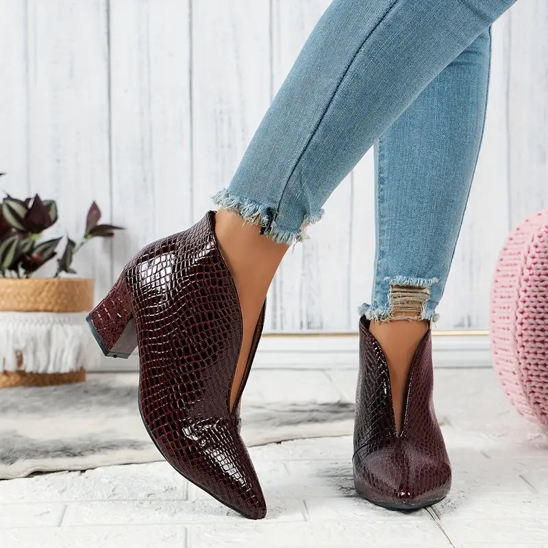 "Elegante stiletto enkellaarzen dames met V-hals design, slanke hak, krokodillenpatroon en glanzend lakleer."