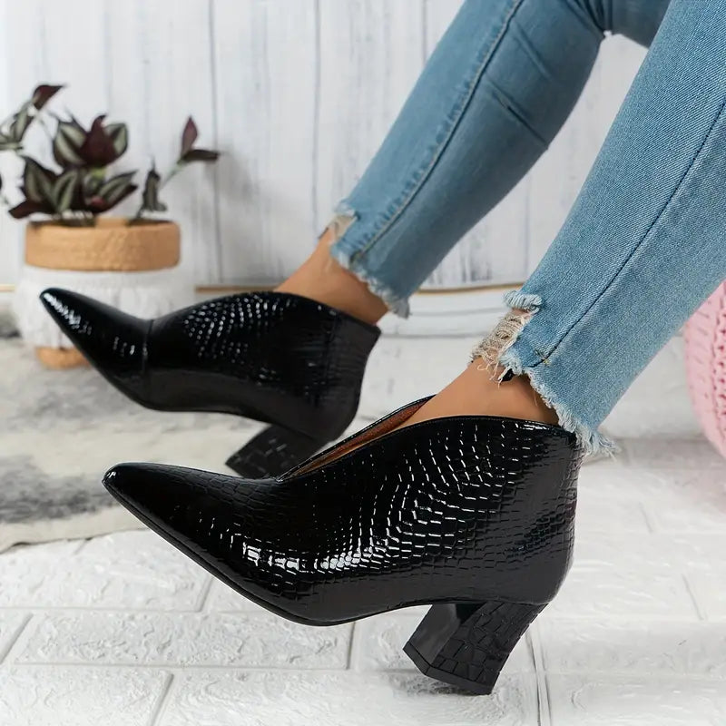 "Elegante stiletto enkellaarzen dames met V-hals design, slanke hak, krokodillenpatroon en glanzend lakleer."