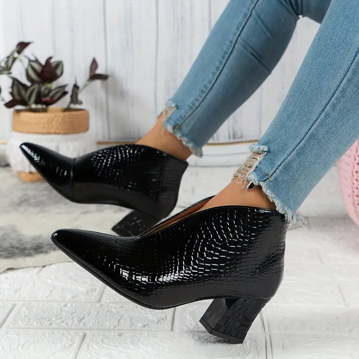 "Elegante stiletto enkellaarzen dames met V-hals design, slanke hak, krokodillenpatroon en glanzend lakleer."
